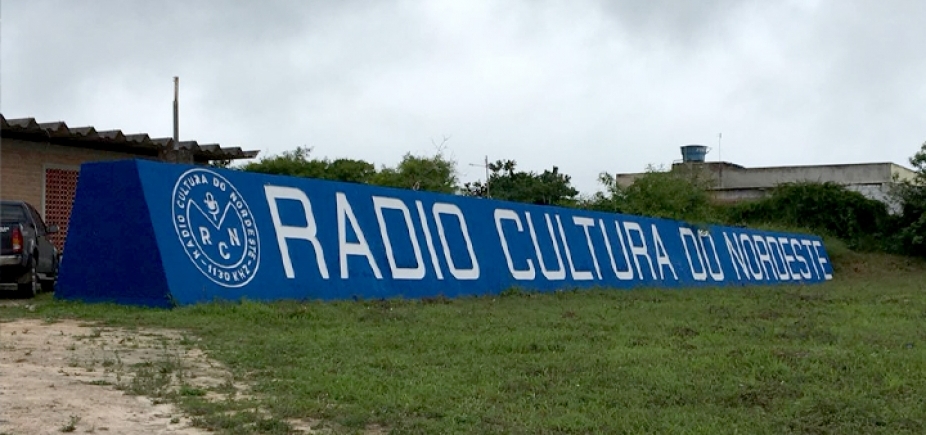 Rádio pernambucana é assaltada durante programa ao vivo; vídeo