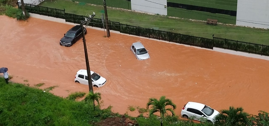 Pense no prejuízo... Carros quase boiam em rua na região da Av. Paralela