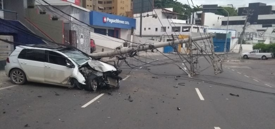 Carro derruba postes e bloqueia rua no Rio Vermelho; veja trânsito