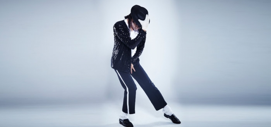 Sapatos usados por Michael Jackson no 1º ʹmoonwalkʹ vão a leilão
