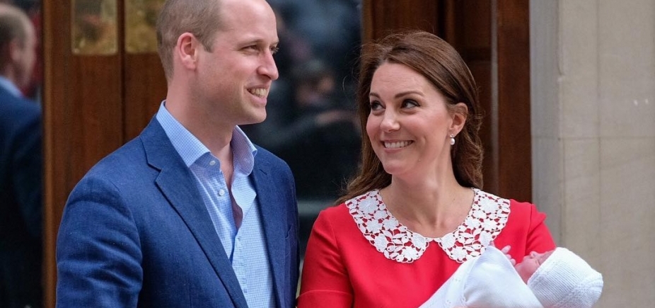 Kate Middleton e príncipe William apresentam o terceiro filho