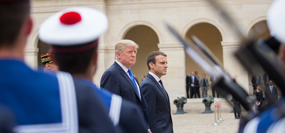 Macron tenta convencer Trump a manter acordo com Irã 