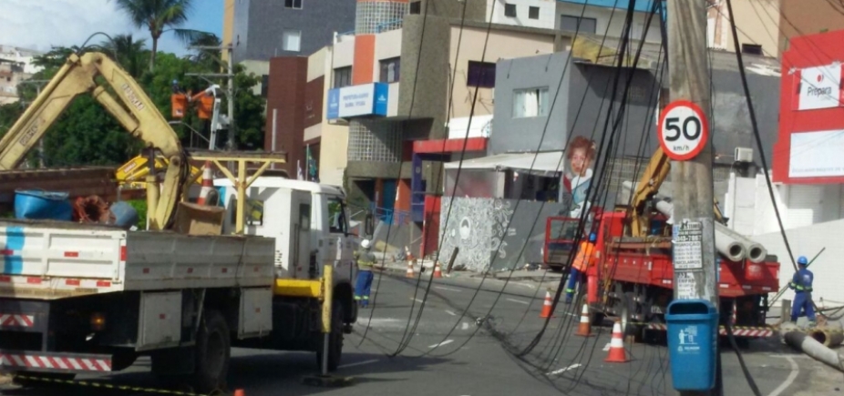 Rua Marquês de Monte Santo é liberada após acidente que derrubou postes