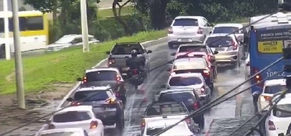 Exercite a paciência! Quedas de árvores e poste dificultam tráfego em Salvador