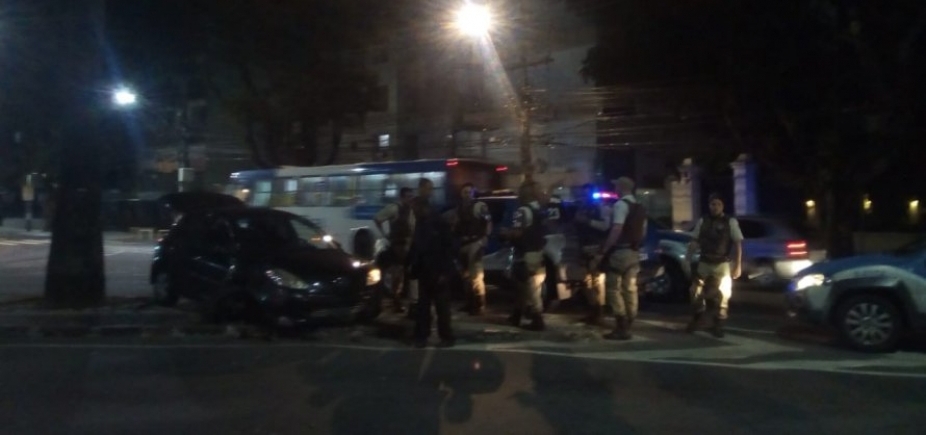 Perseguição termina em troca de tiros e acidente de carro em frente ao prédio de Ivete Sangalo 