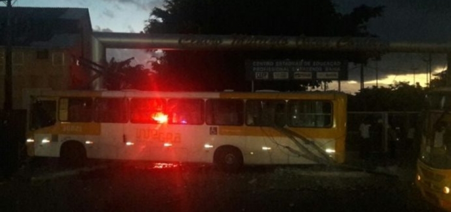 Ônibus bate em poste e deixa feridos na Cidade Baixa