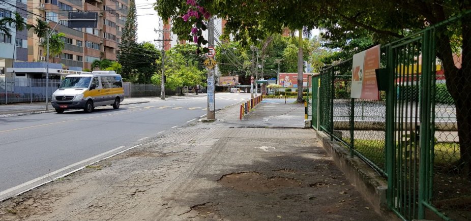 Você reportér: leitor critica piquetes em calçada de colégio no Itaigara