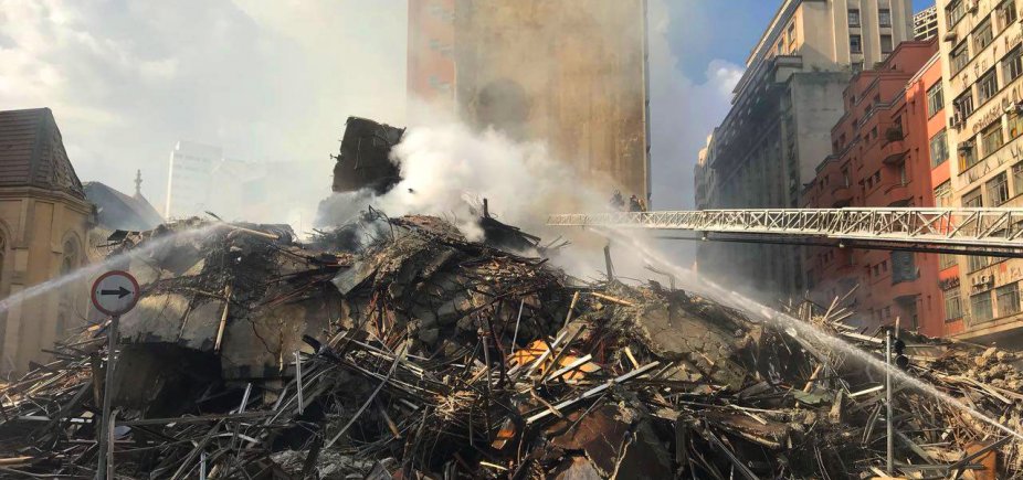 Bombeiros dizem que 44 pessoas ainda não foram localizadas após incêndio no Centro de SP