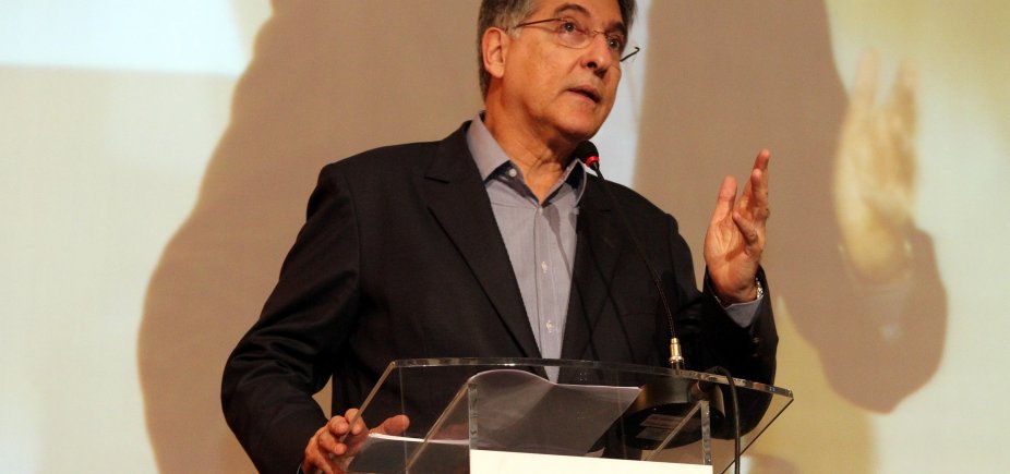 Assembleia suspende tramitação de impeachment contra governador de Minas