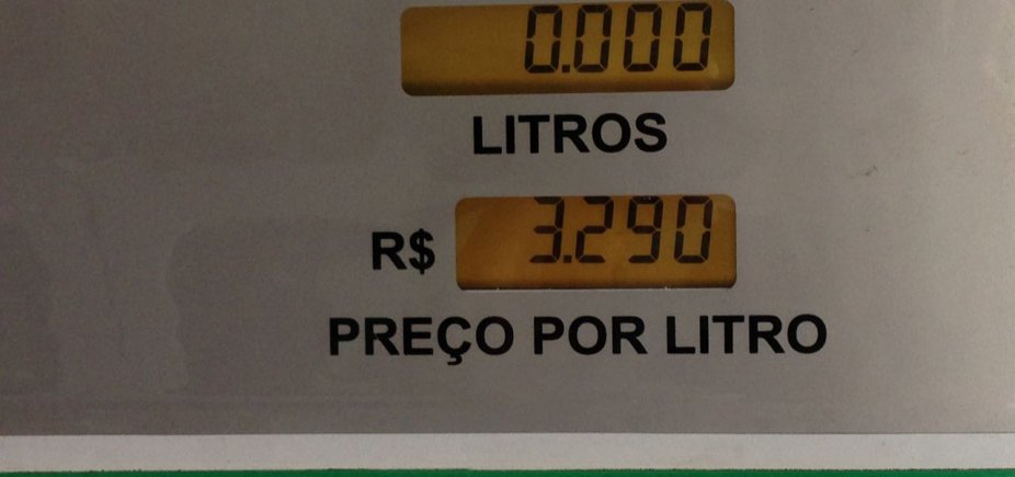Posto tenta enganar motorista com preço duplo no etanol, denuncia leitor