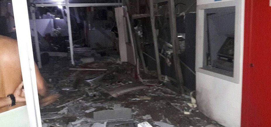 Ipirá: bandidos explodem bancos e fazem reféns