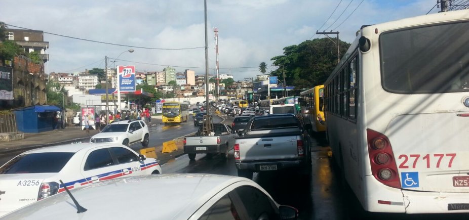 Acidente entre três ônibus congestiona Avenida Suburbana