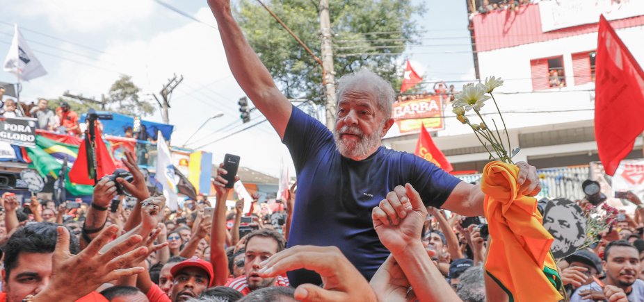 Tribunal nega suspender condenação de Lula até julgamento de recurso no STF