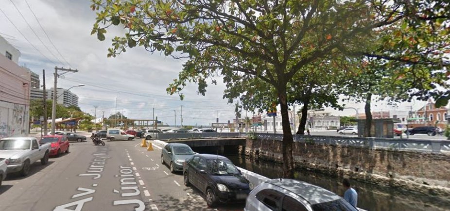 Motorista morre após carro cair em vala da Rua do Canal, no Rio Vermelho