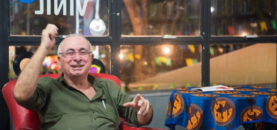 'Disco de vinil não é preto, pintam de preto para vender', revela Roberto Sant'Ana