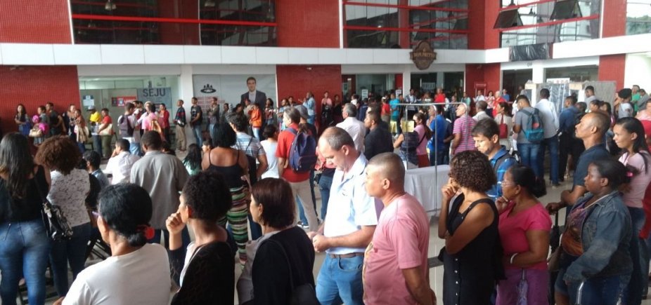 Eleitores correm para não perder prazo e fila enorme é registrada no TRE 