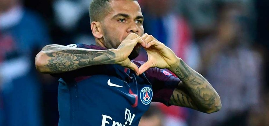 Dani Alves tem lesão confirmada e pode perder estreia na Copa do Mundo