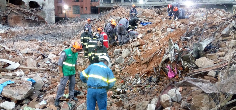 Bombeiros encontram novos restos mortais em escombros de prédio em São Paulo