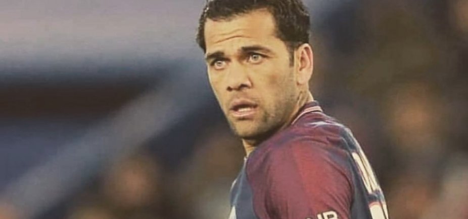 Apesar de ter optado pela fisioterapia, lesão de Daniel Alves é caso cirúrgico