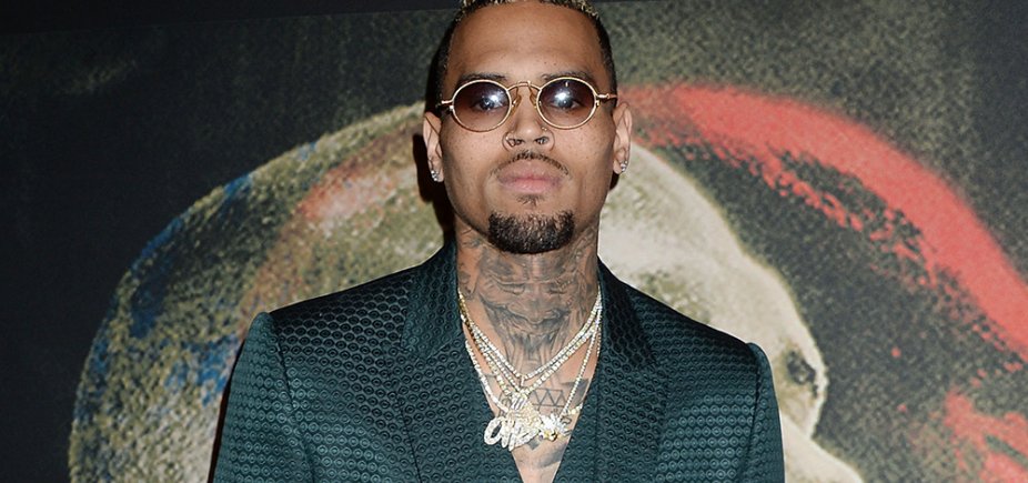 Chris Brown é acusado de incentivar estupro de mulher em sua casa