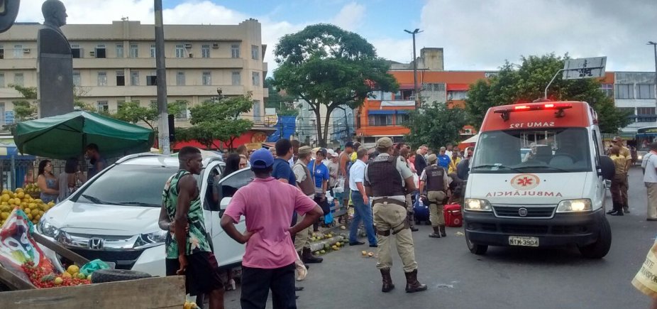 Carro invade calçada e atropela quatro pessoas na Avenida Jequitaia