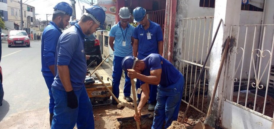 Embasa flagra 'gato' de água em restaurante e sete residências em Macaúbas