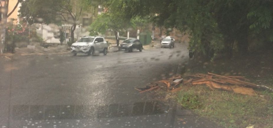 Você Repórter: rua no Itaigara sofre com acúmulo de lixo e falta de luz
