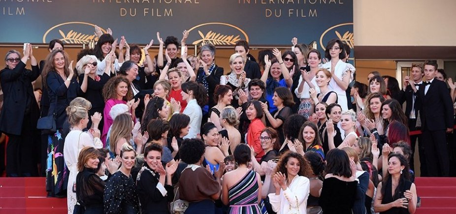 Marcha no tapete vermelho de Cannes pede igualdade de gênero no cinema