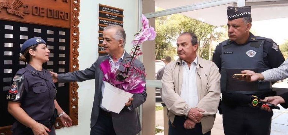 Governador de SP homenageia Pfem que matou ladrão em porta de escola