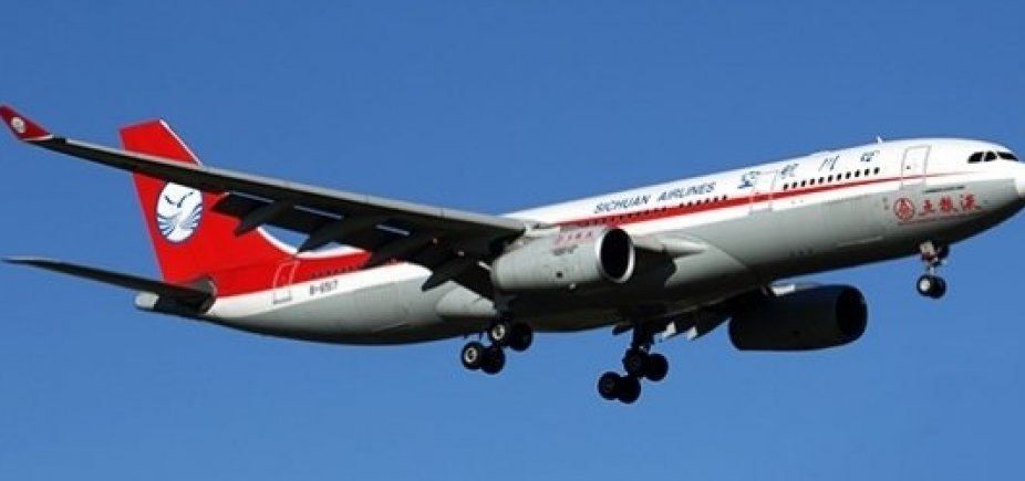 Copiloto é parcialmente sugado depois de para-brisa de avião quebrar na China