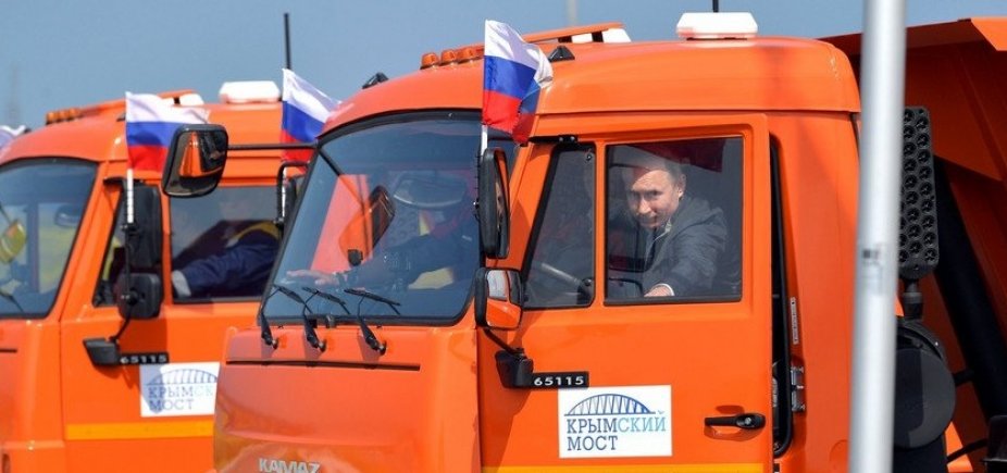 Vladmir Putin inaugura ponte entre Crimeia e Rússia