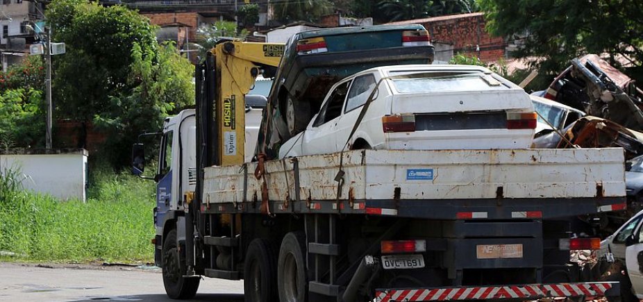 Trinta e seis sucatas de carros são removidas das ruas em um dia, diz Semop