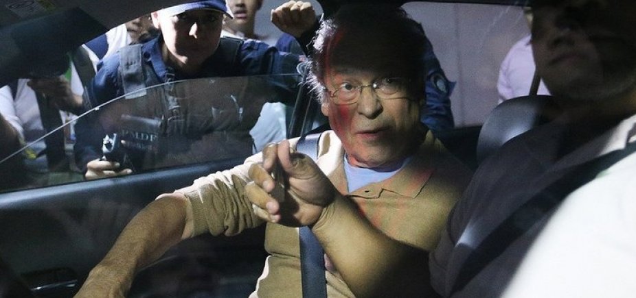 José Dirceu se apresenta e segue para a prisão na Papuda