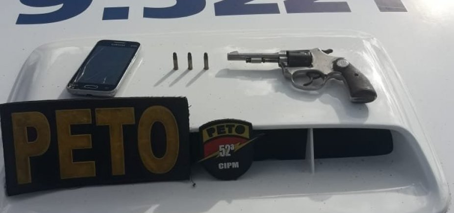 Polícia prende rapaz minutos após roubo de carro na Estrada do Côco