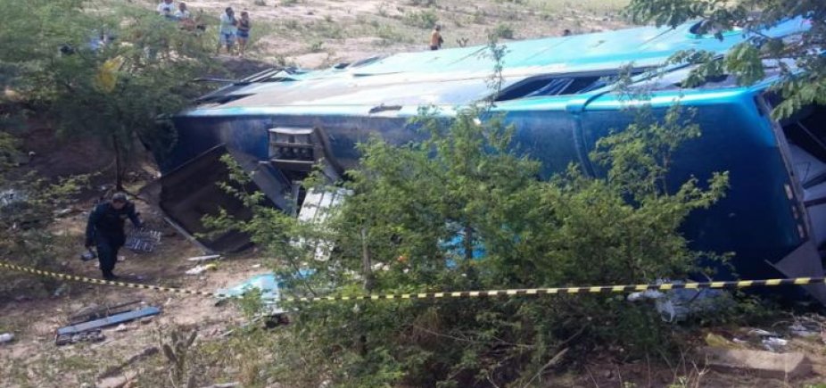 Dois morrem e 30 ficam feridos após ônibus que saiu de Salvador tombar