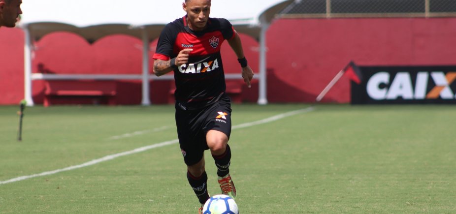 Com gol de pênalti de Neilton, Vitória vence Ceará por 2 a 1 no Barradão