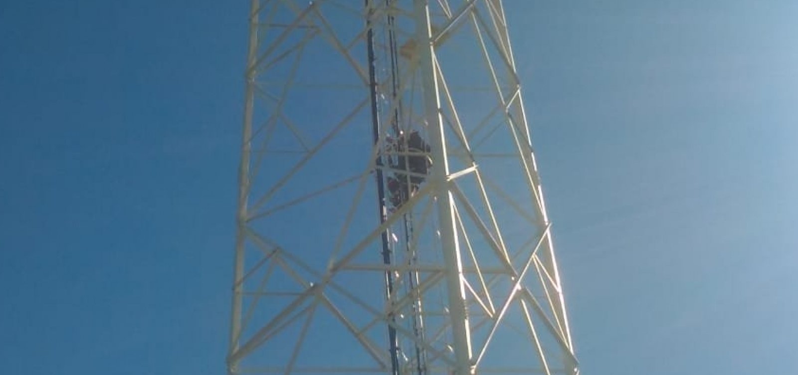  Homem é resgatado após ficar preso em torre de 40 metros na Caixa D'água