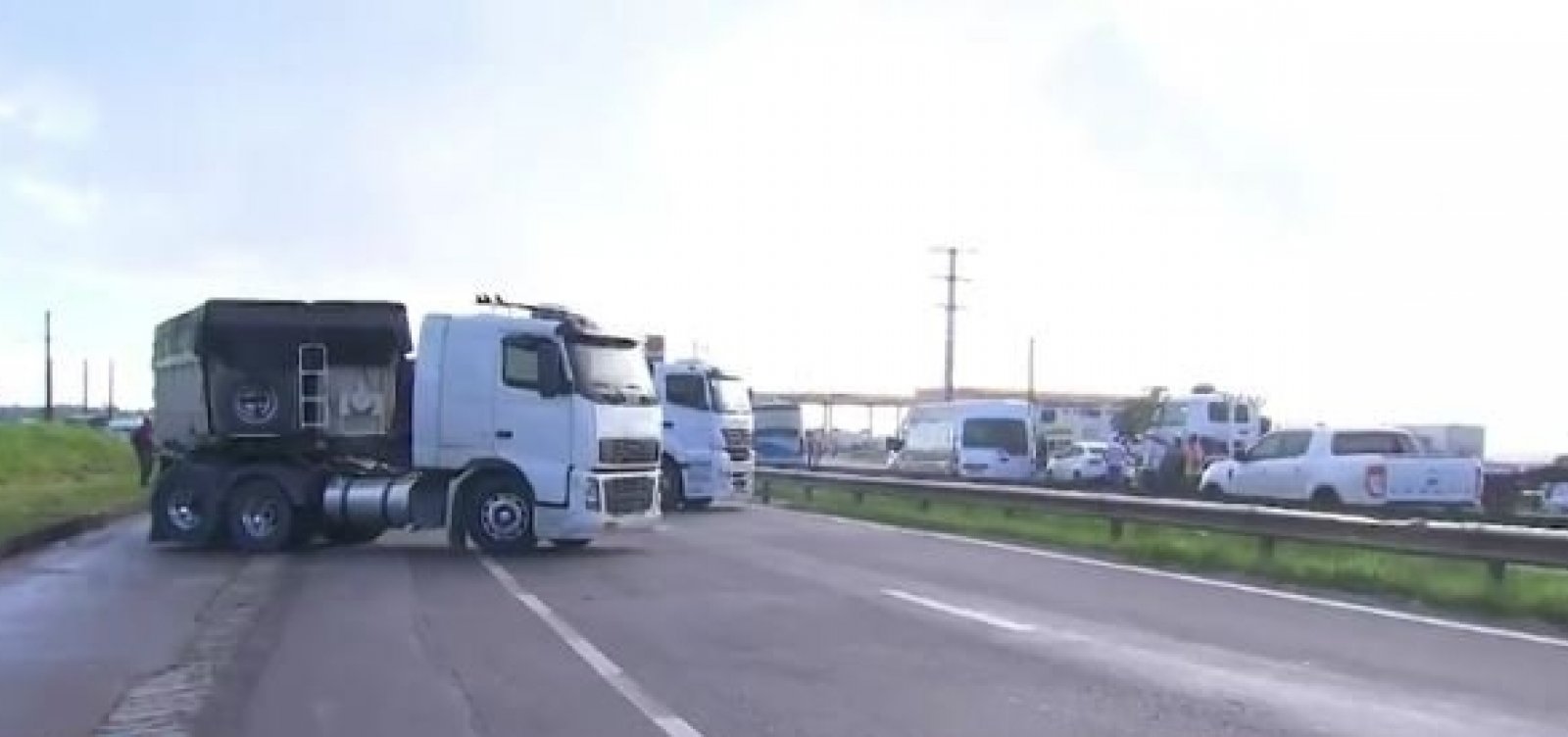Caminhoneiros voltam a fechar rodovias em protesto contra aumento do diesel