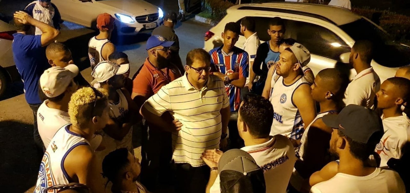 Torcida invade treino e protesta contra má fase do Bahia; clube condena 'constrangimento'
