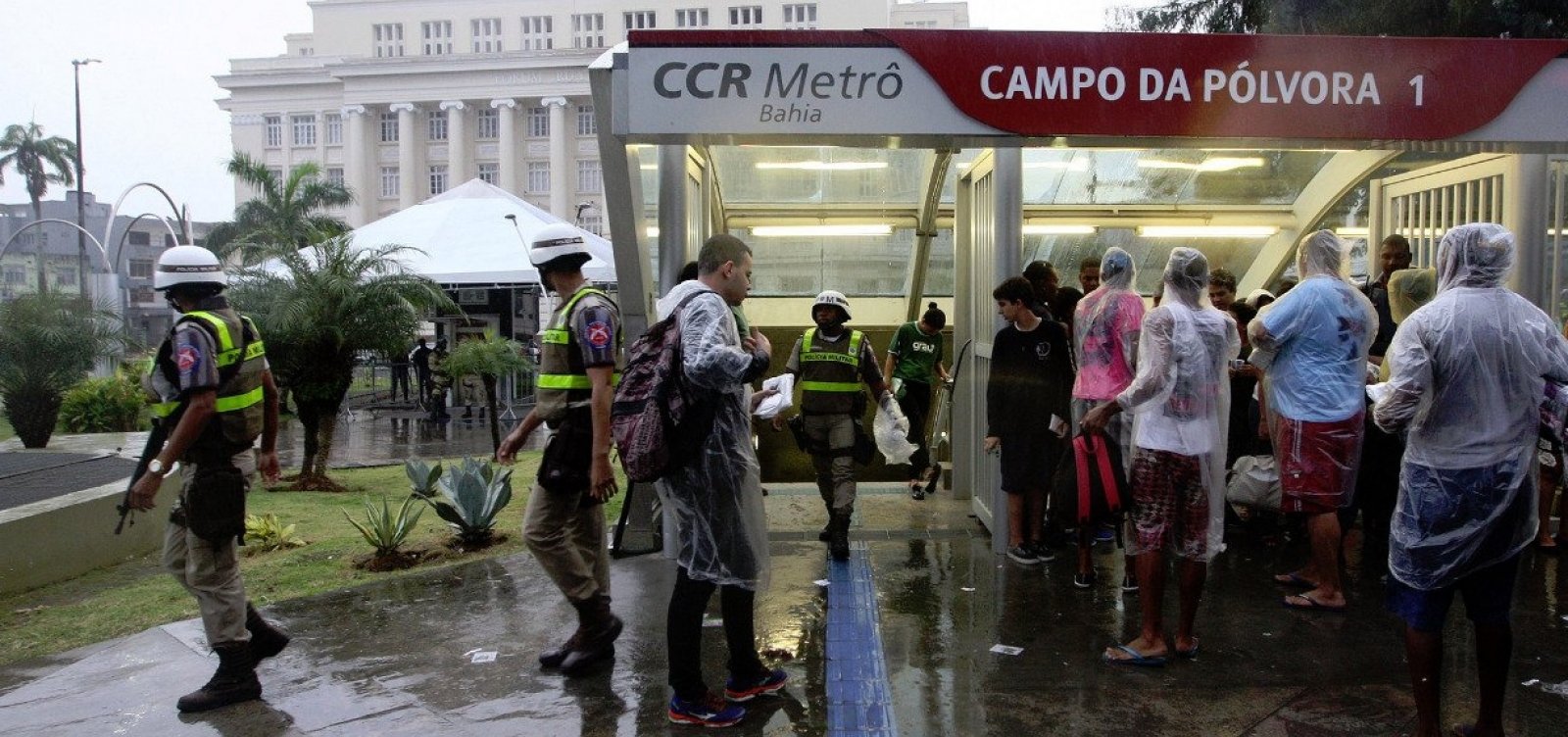 Sem ônibus, metrô vai funcionar até mais tarde por causa do jogo do Bahia