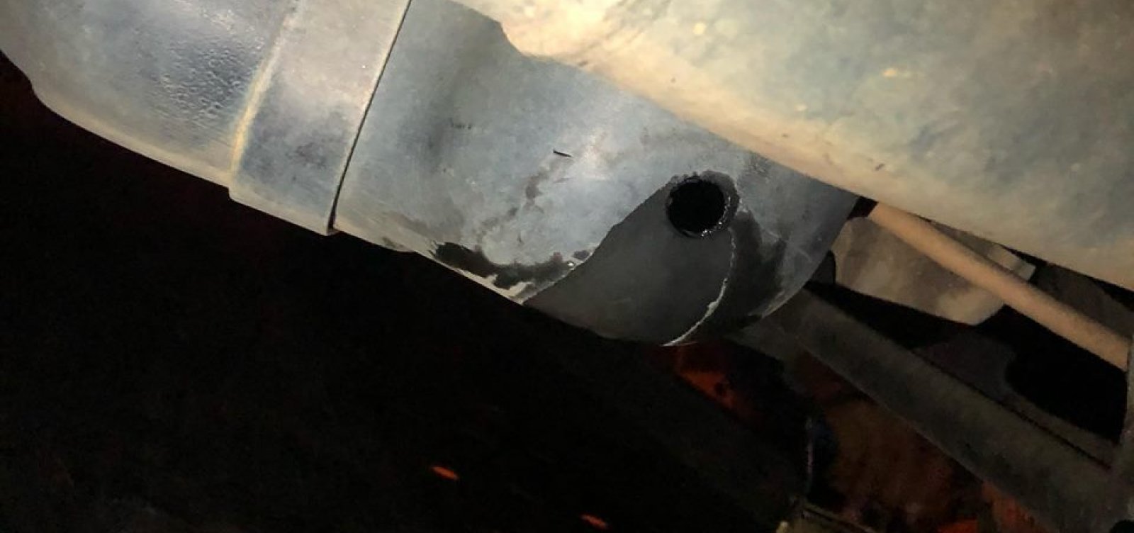 Em SP, bandido rouba gasolina após fazer buraco em tanque de carro 