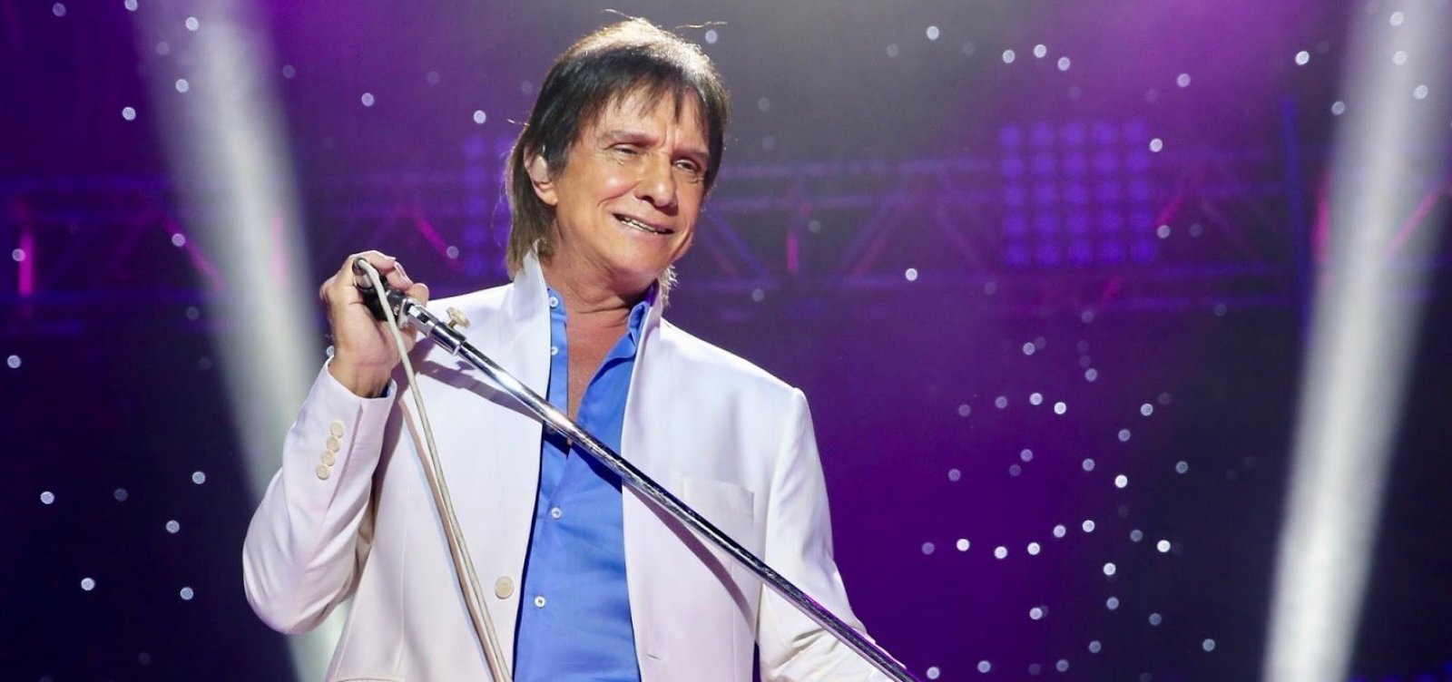 Assista: Roberto Carlos apoia protesto de caminhoneiros 