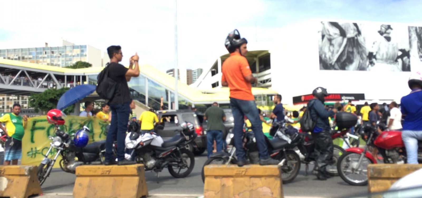 Manifestantes bloqueiam trânsito no Iguatemi