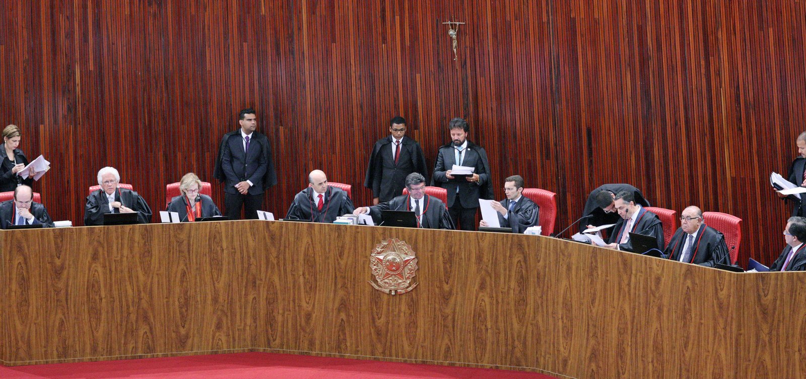 TSE deve decidir hoje se réu em ação penal pode concorrer à Presidência