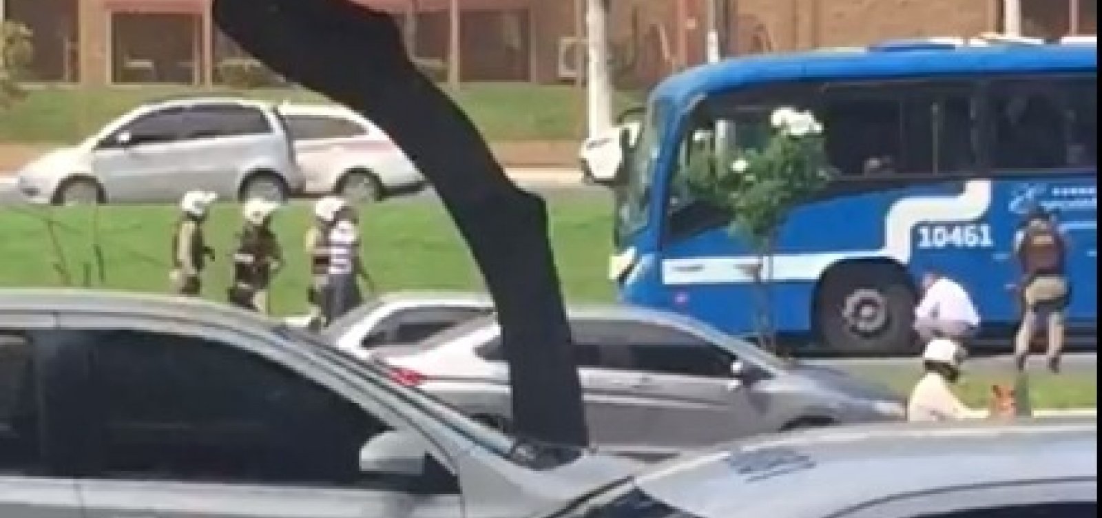 Polícia prende bandidos que fizeram reféns em ônibus na Av. ACM; veja vídeo