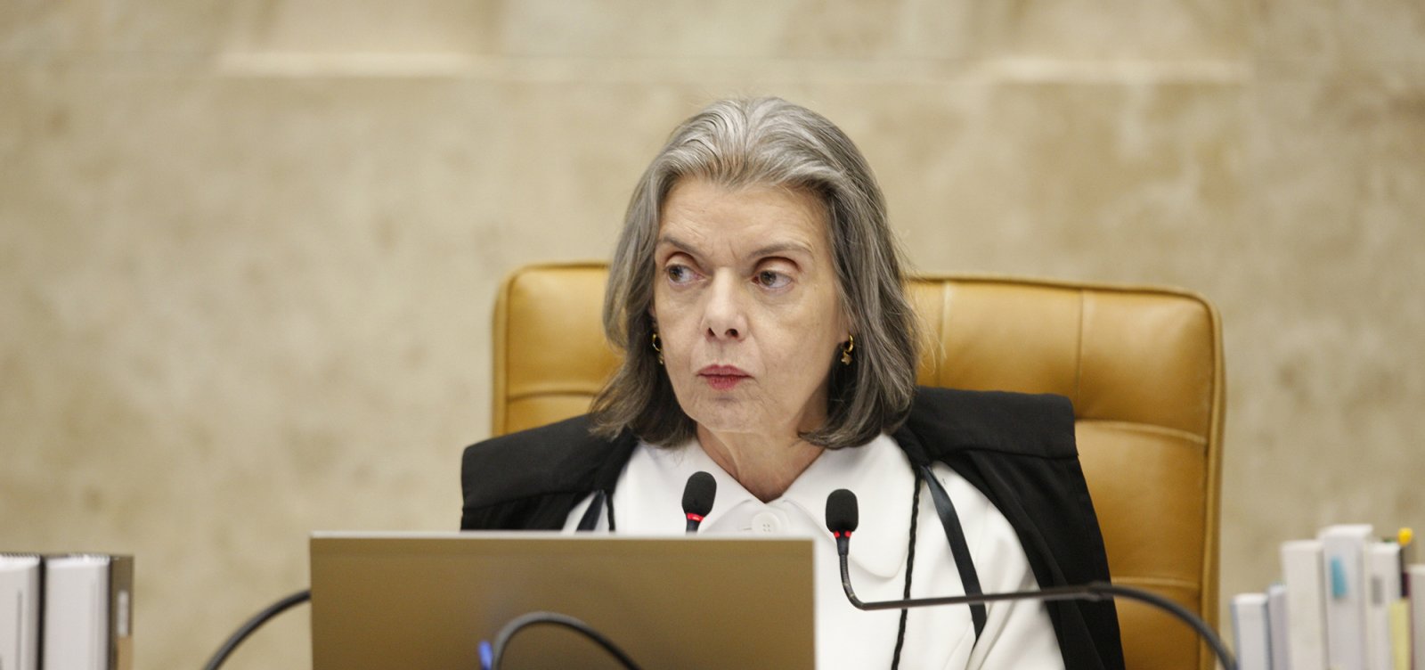 Presidente do STF lamenta crise e diz que democracia 'é o único caminho legitimo'