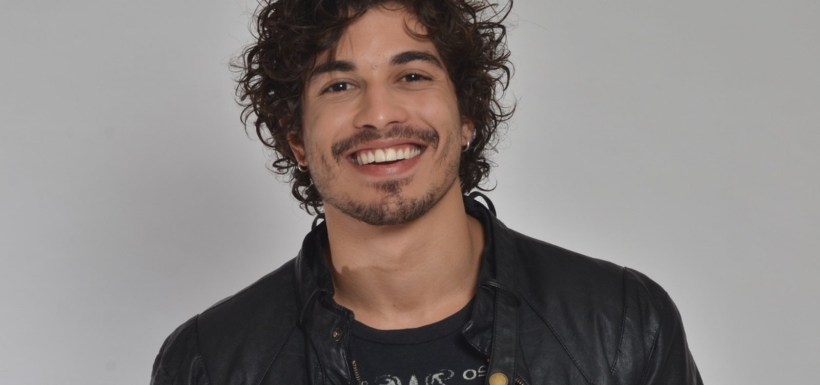 Ator promove 'suruba' e travestis ameaçam vazar nudes