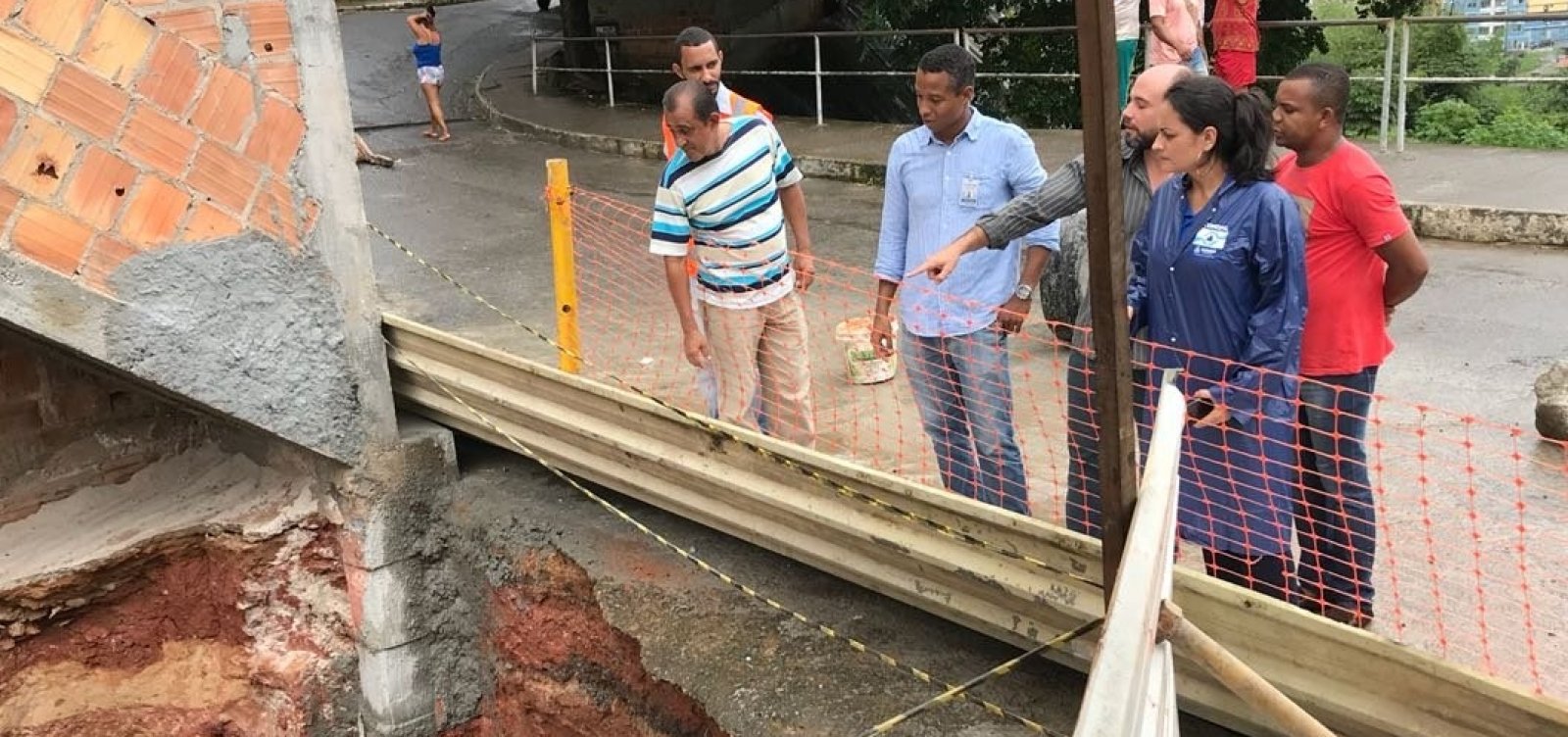 Prefeitura fará sondagem de terreno para iniciar contenção e reparo de cratera 