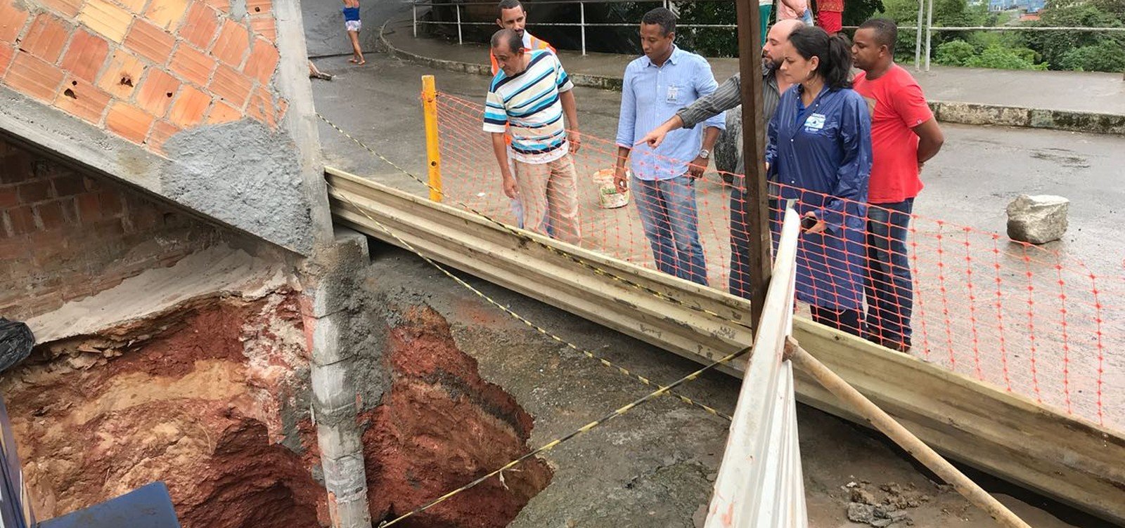 Cratera se abre em rua de Salvador; Defesa Civil avalia se irá demolir imóvel