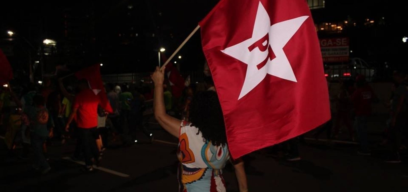 Protesto pró-Lula termina em agressão no Imbuí